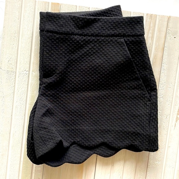 Black scallop shorts - Picture 2 of 8